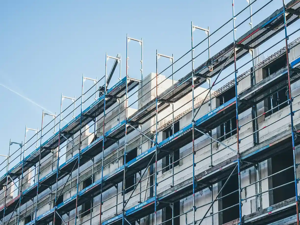 Exterior scaffold installation by Las Vegas Scaffolding Rental for commercial construction access