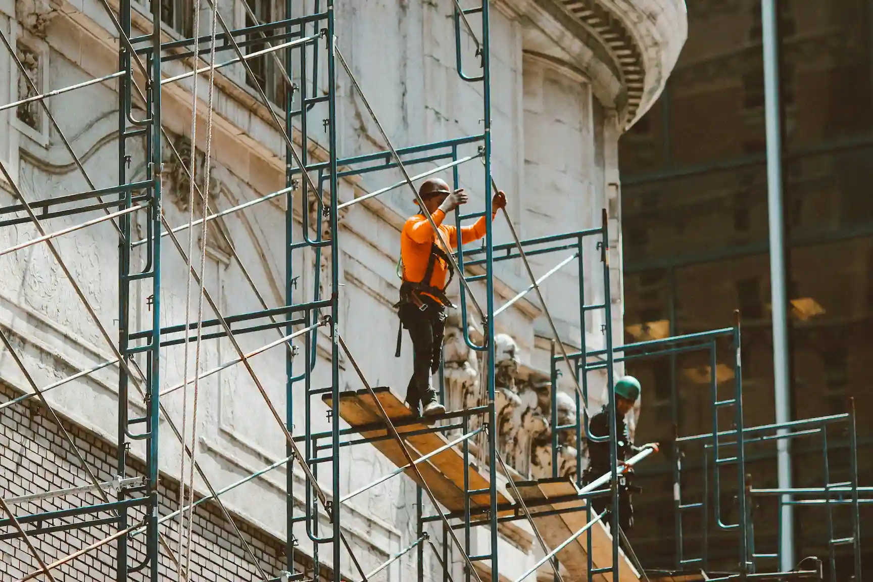 Las Vegas Scaffolding Rental crew installing scaffolding on a commercial building project