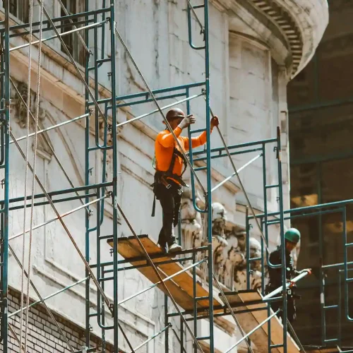 Las Vegas Scaffolding Rental crew installing scaffolding on a commercial building project